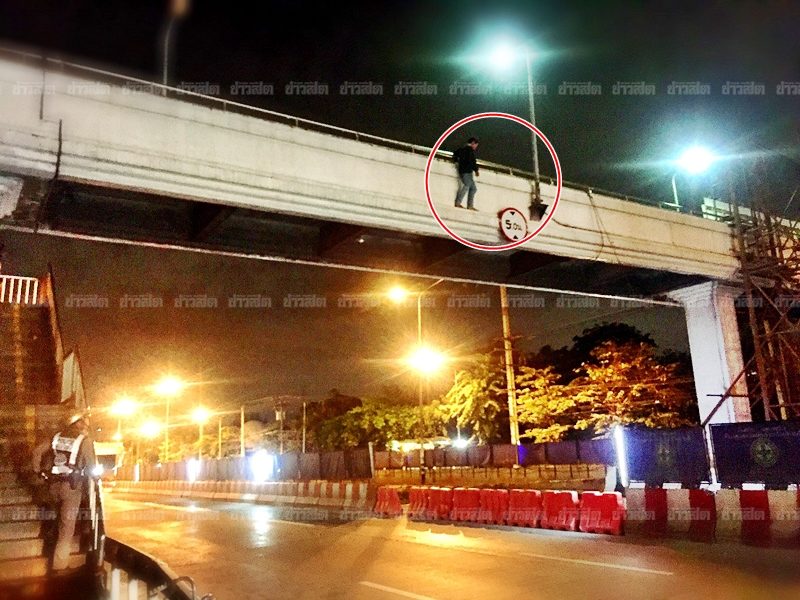 หนุ่มวัย22ปีพยายามโดดสะพานลอยย่านบางเขนฆ่าตัวตาย