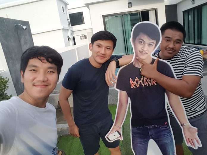 เพื่อนมาเที่ยวไม่ได้ ชาวแก๊งลงทุน ทำสแตนดี้ แบกไปด้วยทุกที่