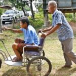 สุดเวทนา! ตาวัย 81 พิการมองไม่เห็น ดูแลยายป่วยอัมพาต ลั่นจะรักจนวันตาย