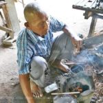สุดเวทนา! ตาวัย 81 พิการมองไม่เห็น ดูแลยายป่วยอัมพาต ลั่นจะรักจนวันตาย