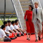 "เจ้าชายแฮร์รี" ควงเมแกนเยือนตองกา ดัชเชสใส่ชุดเดรสสวยแต่ดันลืมเอาป้ายออก!