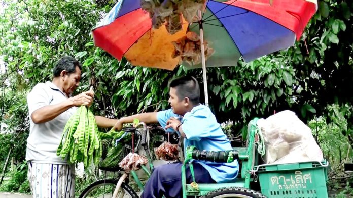 ชายพิการ