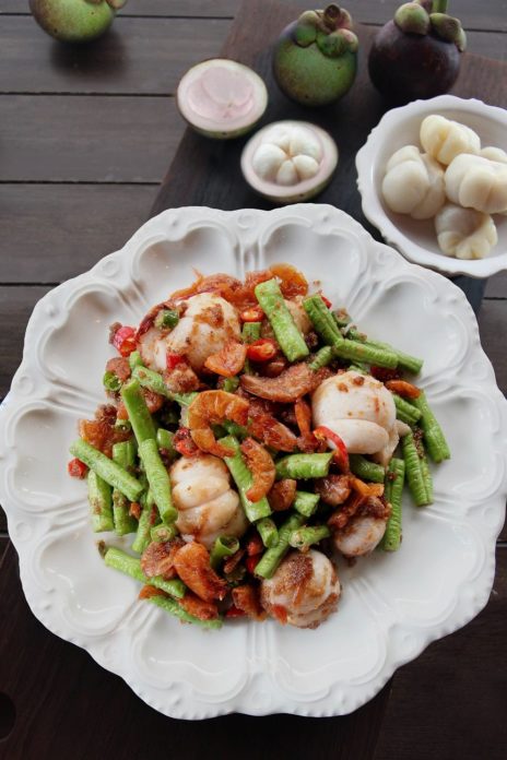 ถั่วฝักยาวคั่วกะปิกุ้งแก้วมังคุดคัดเมืองคอน