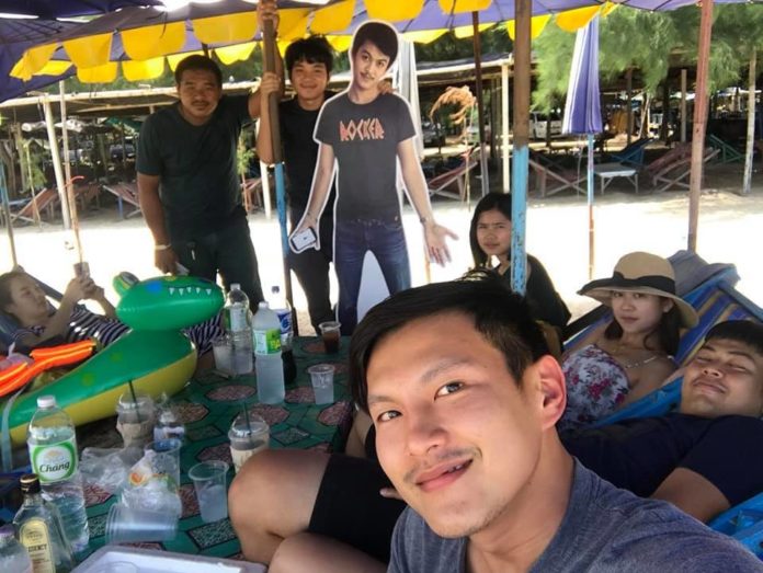 เพื่อนมาเที่ยวไม่ได้ ชาวแก๊งลงทุน ทำสแตนดี้ แบกไปด้วยทุกที่