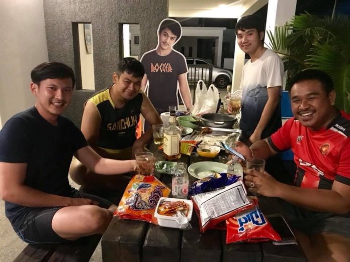 เพื่อนมาเที่ยวไม่ได้ ชาวแก๊งลงทุน ทำสแตนดี้ แบกไปด้วยทุกที่