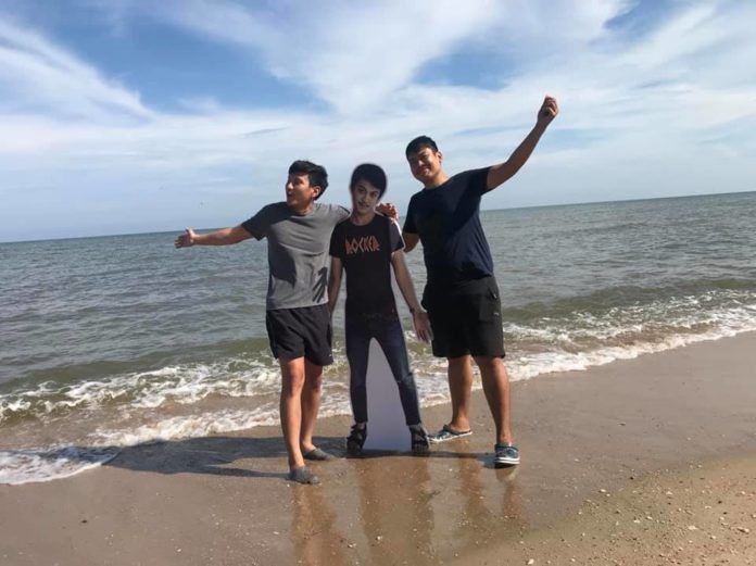 เพื่อนมาเที่ยวไม่ได้ ชาวแก๊งลงทุน ทำสแตนดี้ แบกไปด้วยทุกที่