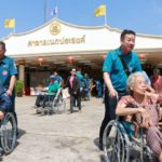 มูลนิธิป่อเต็กตึ๊ง มอบรถเข็นช่วยเหลือผู้พิการไว้ใช้ดำเนินชีวิต
