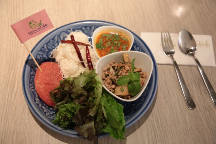 ลาบขนมจีนส้มโอทับทิมสยาม