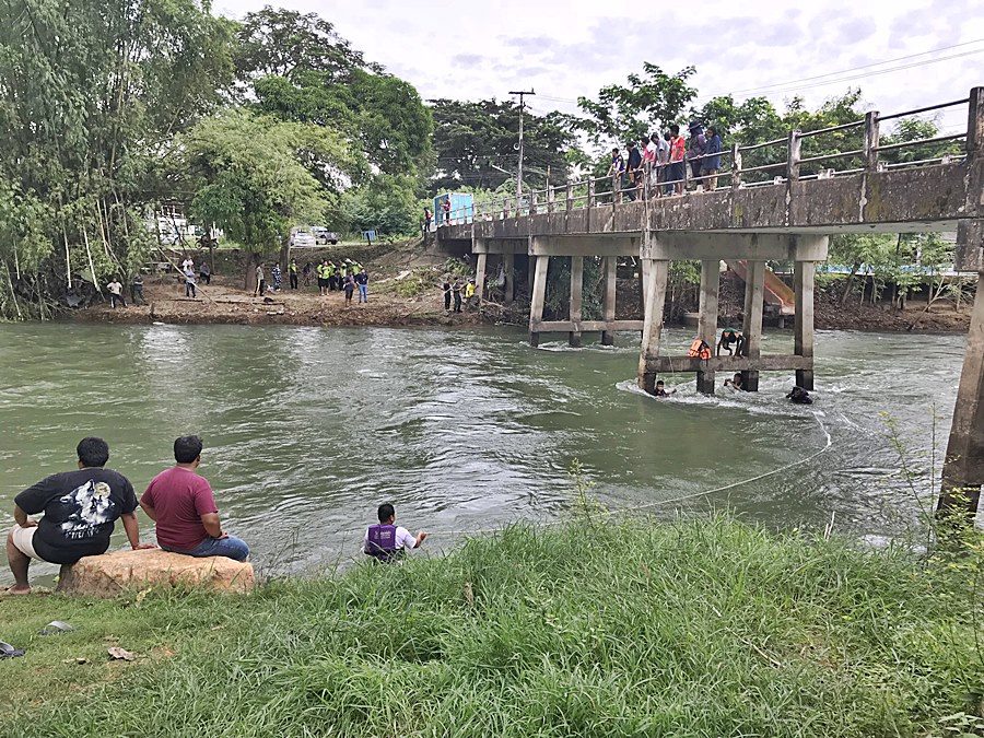 ระทึก! เรือล่องแก่งเพชรบุรีคว่ำ 8 ชีวิต ตะกายหนีตาย สลด ...