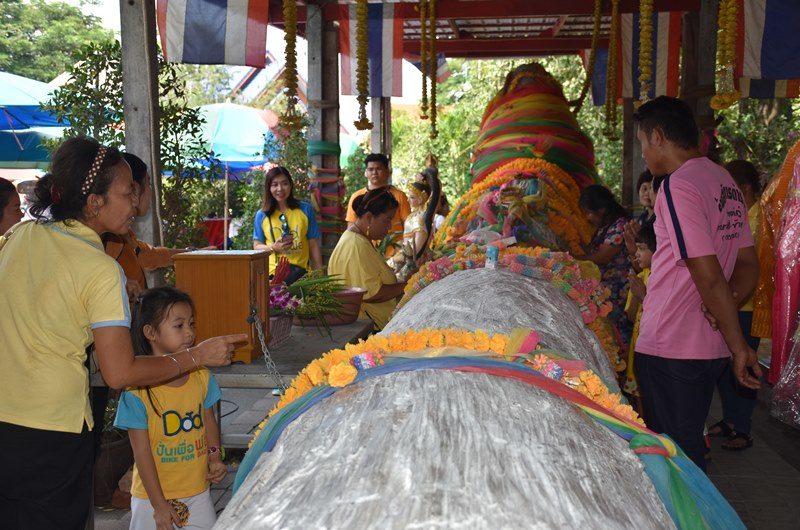 ถูเก่ง! ตะเคียนเสี่ยงทาย สาธุชนแห่โรยแป้งหาเลขเด็ดต่อชีวิต ก่อนหวยออก | https://tookhuay.com/ เว็บ หวยออนไลน์ ที่ดีที่สุด หวยหุ้น หวยฮานอย หวยลาว