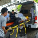 สิ้นใจแล้ว! หญิงขับเก๋ง ถูกรถบรรทุกดินทับ เร่งตรวจสารเสพติดโชเฟอร์ (คลิป)
