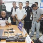 ล้อมจับระทึก! มือปืนหนีคดีฆ่าพลาดถอดทูตสังหารล้าง คว้ามีด-สนับมือสู้