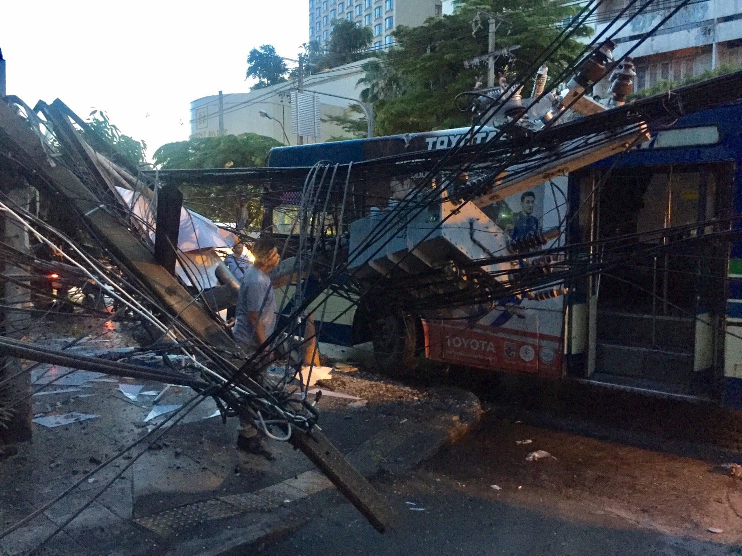 รถเมล์ชนระทึก เสาไฟฟ้าหักโค่น