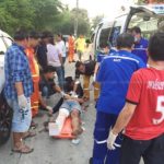 กะต๊าก! หนุ่มเมาคึกอยากตีไก่ บิดมอไซค์แหกโค้ง คนสาหัส-ไก่คาที่