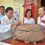เลขเด็ดโผล่! 3 ตัวชัดๆ ชาวบ้านแห่จด ขอหวยบาตรหินยักษ์ อายุกว่า 500 ปี