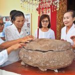 เลขเด็ดโผล่! 3 ตัวชัดๆ ชาวบ้านแห่จด ขอหวยบาตรหินยักษ์ อายุกว่า 500 ปี