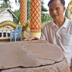 เลขเด็ดโผล่! 3 ตัวชัดๆ ชาวบ้านแห่จด ขอหวยบาตรหินยักษ์ อายุกว่า 500 ปี