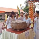 เลขเด็ดโผล่! 3 ตัวชัดๆ ชาวบ้านแห่จด ขอหวยบาตรหินยักษ์ อายุกว่า 500 ปี