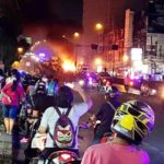 ระทึกกรุง! สิบล้อเบรกแตกชนรถตู้ กวาด 8 คันรวดบนสะพานไฟลุกท่วม
