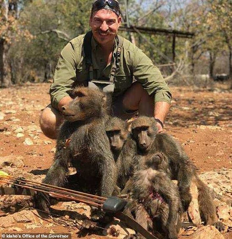 เจ้าหน้าที่สัตว์ป่าอวดรูปฆ่าลิงบาบูนตายยกครัว