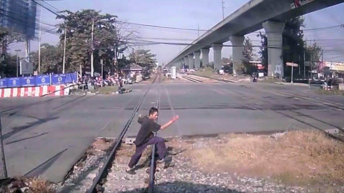 ชายมักง่ายข้ามทางรถไฟ จนเกือบโดนชน