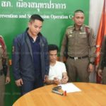 หนุ่มเมาฟิวขาด ชักปืนขู่แม่ ไม่ให้เงิน 2 หมื่น จะขอไปแต่งเมีย ตร.บุกรวบคาบ้าน