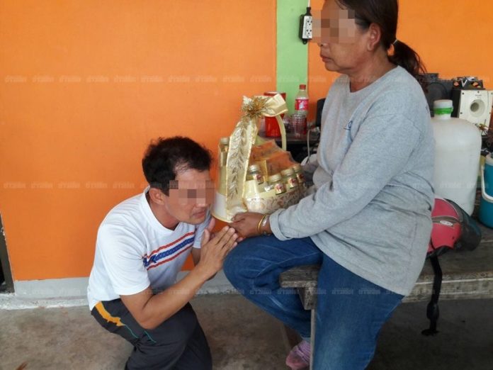 ครูพละเข้ามาขอโทษผู้ปกครองและเด็กพร้อมทั้งร้องไห้แสดงความเสียใจ