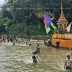 ชักพระทางน้ำ ตื่นตาตื่นใจ! ประเพณีโบราณ นักท่องเที่ยวนับพันร่วมงานแน่น