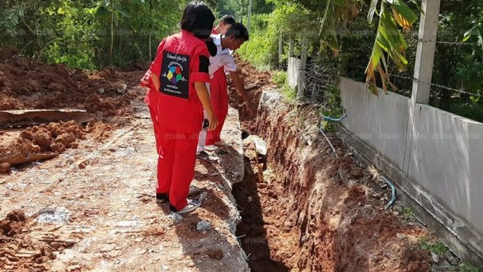 เจ้าหน้าที่ตรวจสอบหลุมที่ขุดเตรียมวางท่อระบายน้ำ