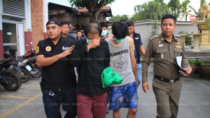 ตำรวจคุมตัวคนร้ายไปทำแผนประกอบคำรับสารภาพ