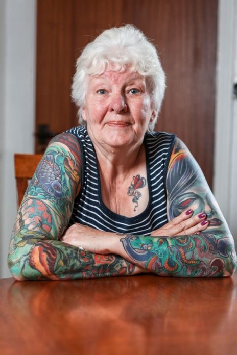 คุณยายวัย 77 ขอทำตามหัวใจตัวเอง ใช้เงินบำนาญกว่า 80,000 บาท สัก ทั่วร่าง