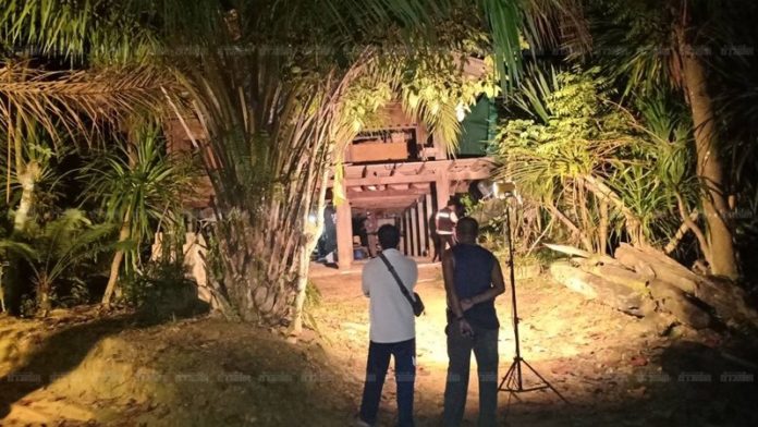 เจ้าหน้าที่ตวรจสอบบ้านที่เกิดเหตุ