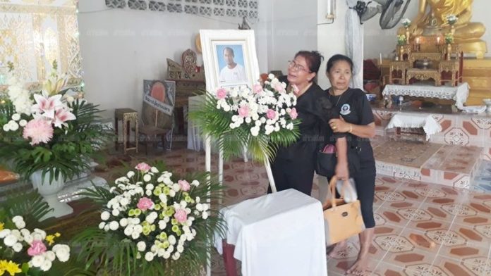 แม่ร่ำไห้โผกอดรูปลูกชาย