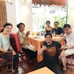 ไม่ต้องไฮโซโก้หรู หนุ่ม ศรราม ล้อมวงกินข้าว พาเมียอุ้มท้องกลับบ้าน พี่น้องแห่เซลฟี่