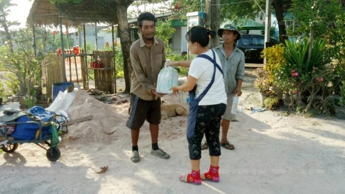 ชาวบ้านนำน้ำมาบริจาคให้กับ 2 หนุ่ม หลังเดินเท้ากลับโคราช