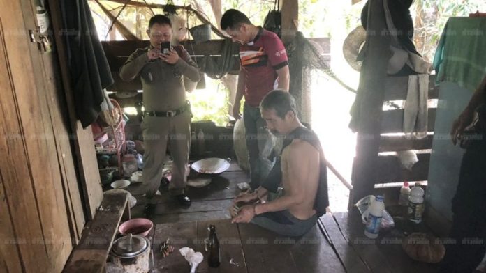 ค่าเห็ดไม่ลงตัว ตร.คุมตัวนายอภิชาต ทำแผนแทงเพื่อน 23 แผลดับ