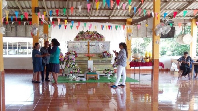 บรรยากาศงานศพของผู้เสียชีวิต ซึ่งญาติติดใจสาเหตุจึงยุติการฌาปนกิจไว้