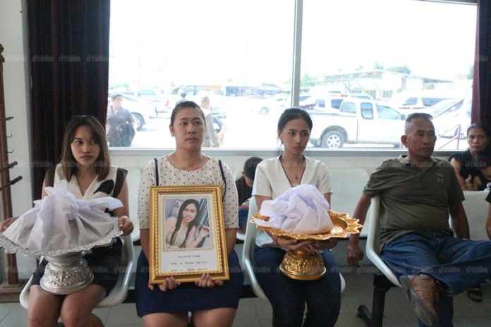 ญาติน.ส.วราภรณ์ หอบเถ้ากระดูกมาดูหน้าคนร้ายถึงโรงพักคูคต