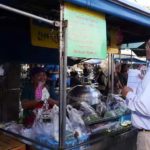 ไม่ต้องซื้อบัตรจับมือ! สุเทพพบชาวจันท์ แฟนคลับเป่านกหวีด แจกขนมกล้วยต้อนรับ