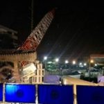 รามอินทราติดหนึบ! เครนล้มทับสายไฟพาดขวางทุกช่องทาง ปากซอย 87