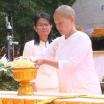 'พระองค์โสม' ประทานดอกไม้จันทน์ พุทธศาสนิกชนล้นวัด ถวายเพลิง 'หลวงปู่ลี กุสลธโร'
