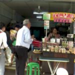 เทือกลุยตลาดดังแปดริ้ว เจอพ่อค้าตะโกนไล่ 'ออกไป พวกทำให้ไม่มีจะกิน' (คลิป)