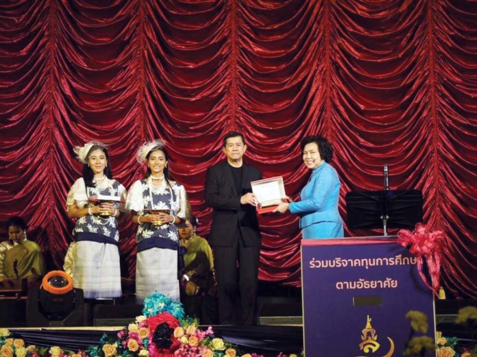 ปธ.สภาสตรีถวายผ้าพระกฐิน 