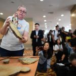 ซากMH370 ? ญาติผู้เคราะห์ร้ายเอามาให้รัฐบาลตรวจ ลุ้นฟื้นไขปริศนาบินสาบสูญ
