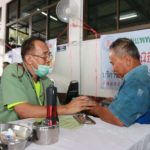 มูลนิธิป่อเต็กตึ๊ง คลายหนาว แจกผ้าห่ม-ตรวจสุขภาพชาวแพร่