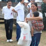 มูลนิธิป่อเต็กตึ๊ง แจกผ้าห่มกันหนาว ให้ชาวบ้านแม่สรวย