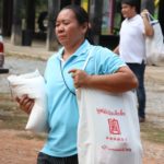 มูลนิธิป่อเต็กตึ๊ง แจกผ้าห่มกันหนาว ให้ชาวบ้านสุโขทัย