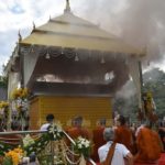 'พระองค์โสม' ประทานดอกไม้จันทน์ พุทธศาสนิกชนล้นวัด ถวายเพลิง 'หลวงปู่ลี กุสลธโร'