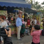 สุเทพฮอต! เดินคารวะแผ่นดินพัทยา แฟนคลับปาใจให้ แนบชิดเซลฟี่ ไม่มีผู้ต่อต้าน