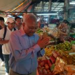 สุเทพฮอต! เดินคารวะแผ่นดินพัทยา แฟนคลับปาใจให้ แนบชิดเซลฟี่ ไม่มีผู้ต่อต้าน